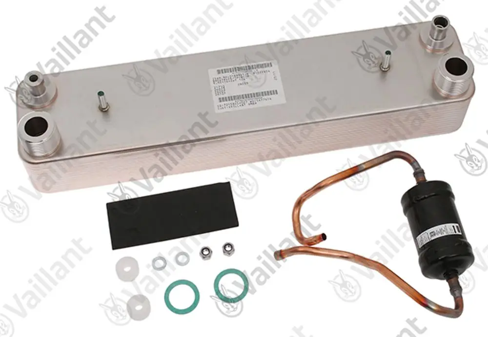 Vaillant Wärmetauscher mit mehreren Anschlussmöglichkeiten, samt Zubehörteilen wie Dichtungen und Schrauben, auf einem neutralen Hintergrund.